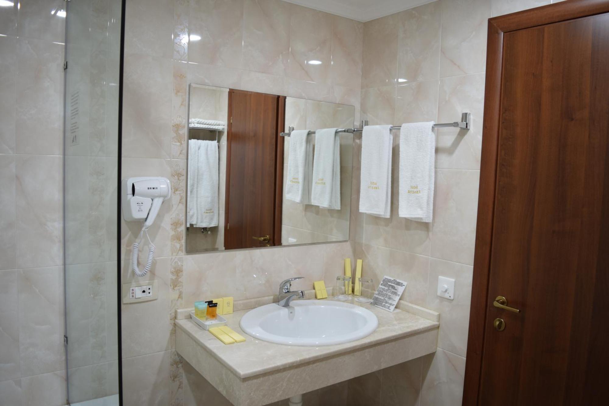 Artsakh Hotel Erevan Esterno foto