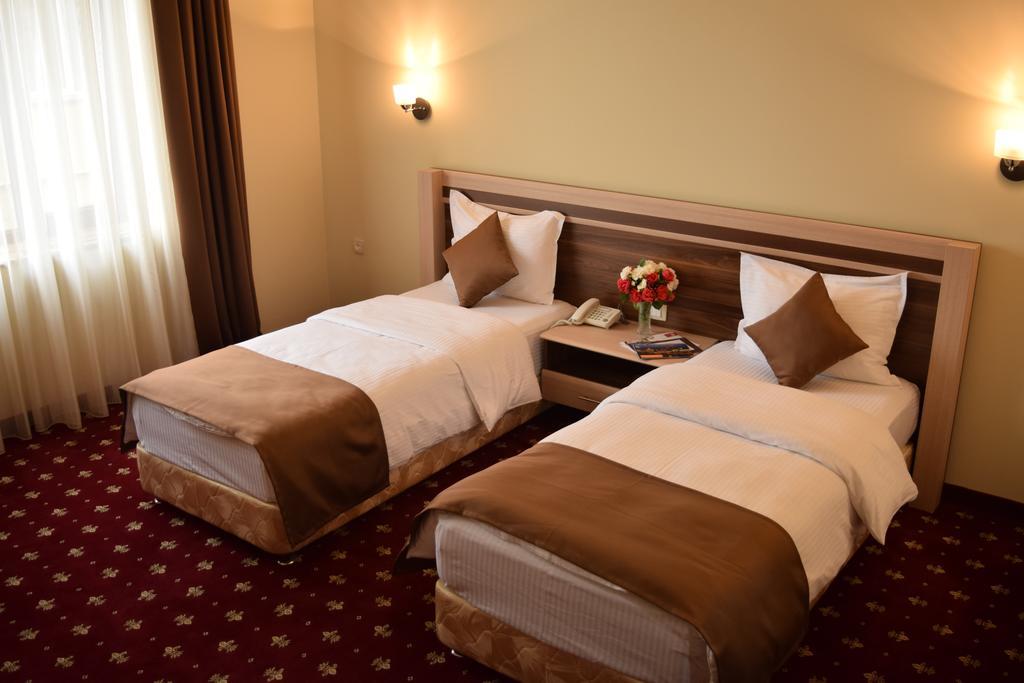 Artsakh Hotel Erevan Esterno foto