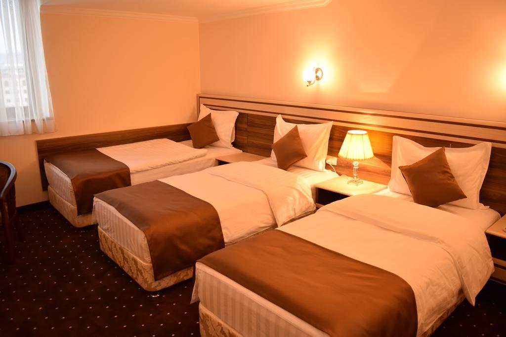 Artsakh Hotel Erevan Esterno foto