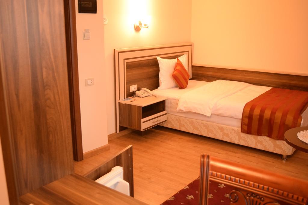 Artsakh Hotel Erevan Esterno foto