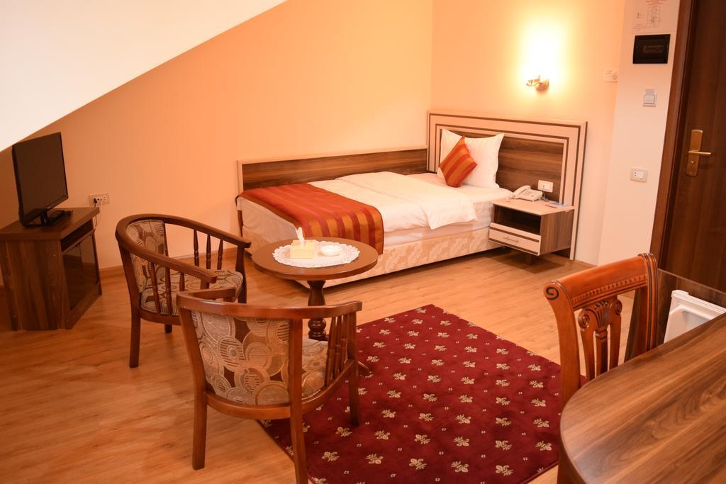 Artsakh Hotel Erevan Esterno foto
