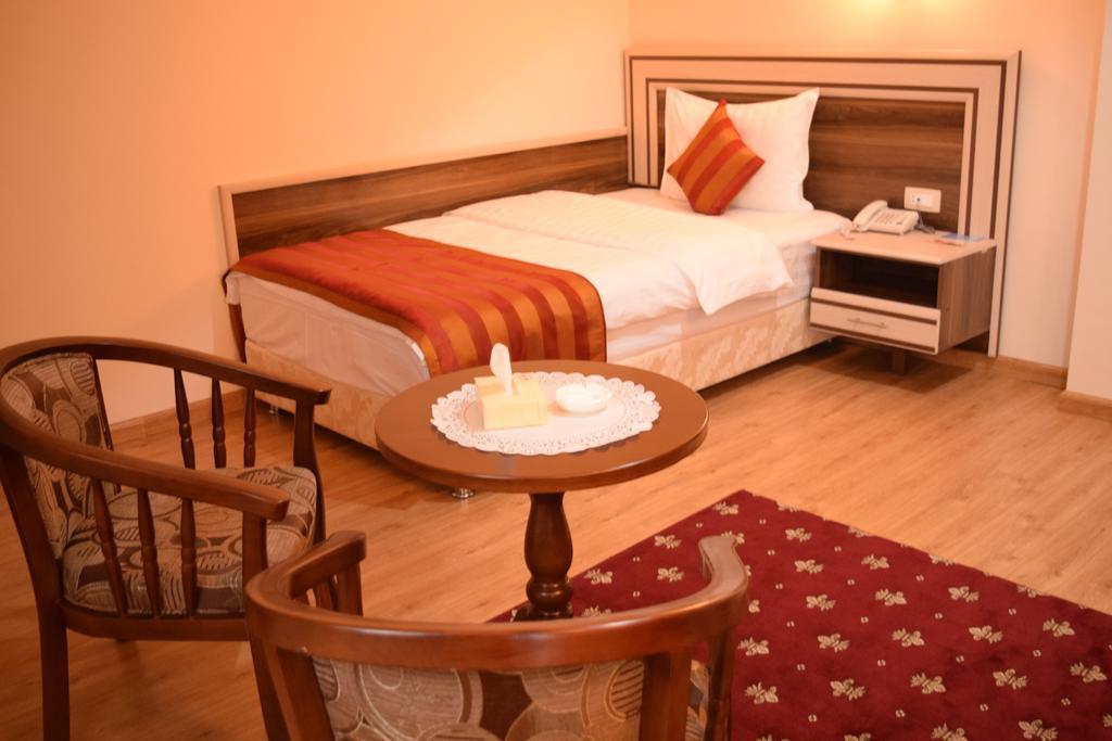 Artsakh Hotel Erevan Esterno foto