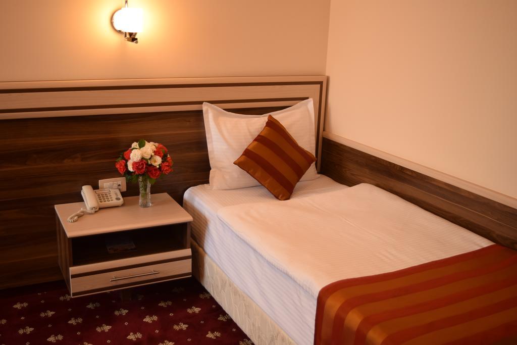 Artsakh Hotel Erevan Esterno foto