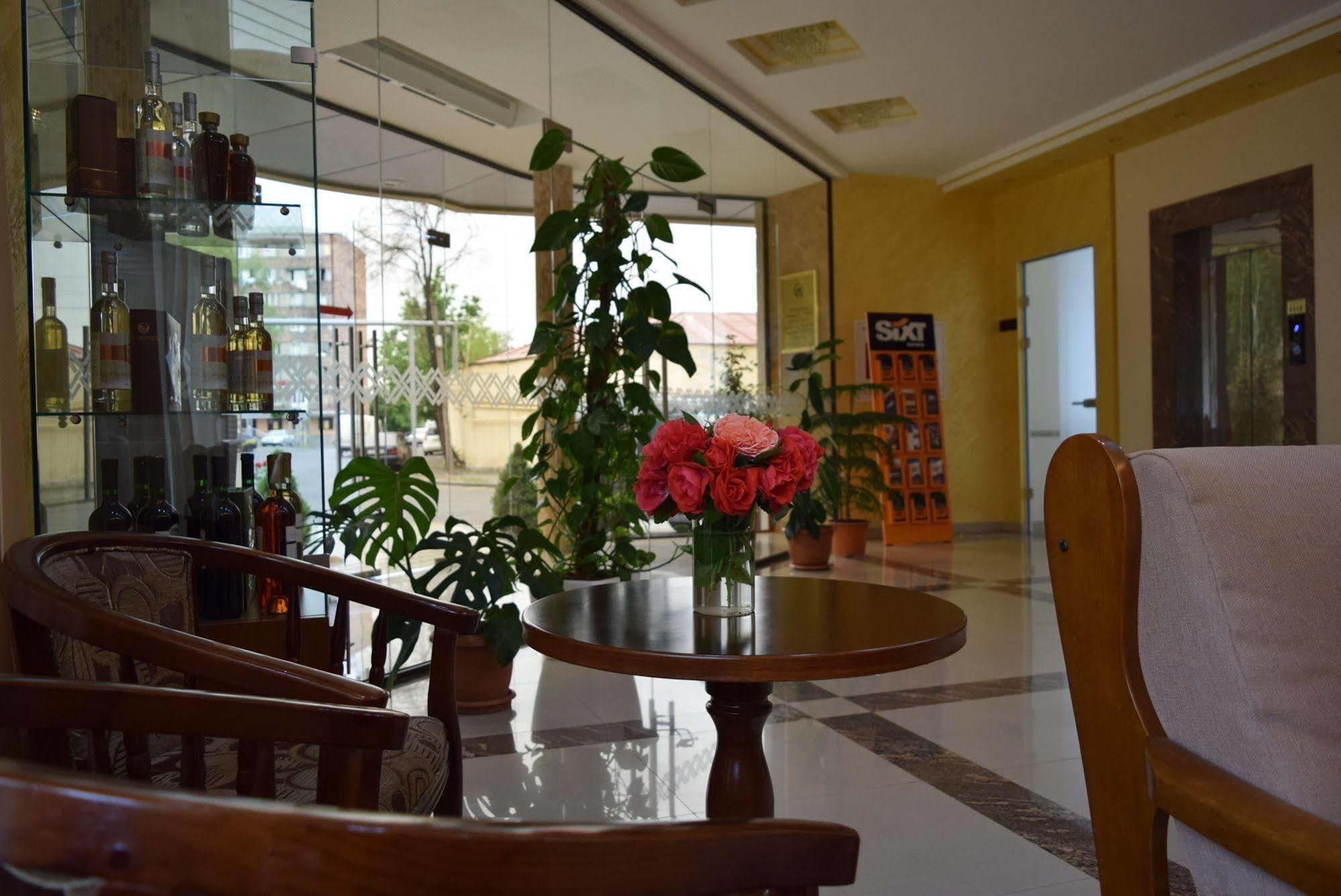 Artsakh Hotel Erevan Esterno foto