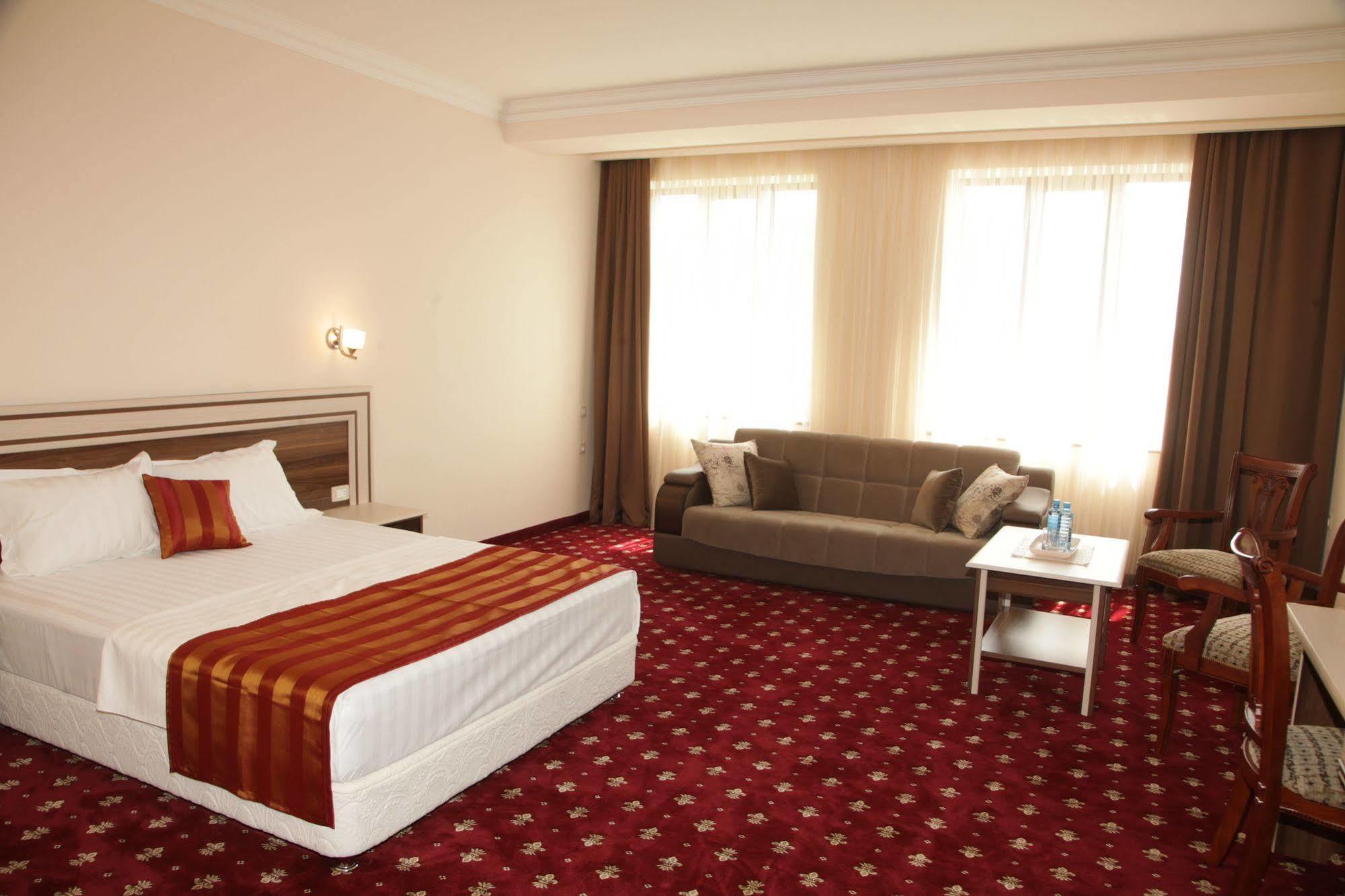 Artsakh Hotel Erevan Esterno foto