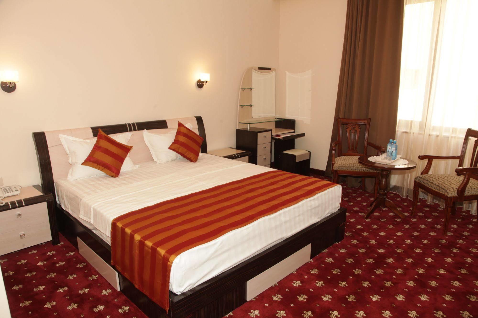 Artsakh Hotel Erevan Esterno foto